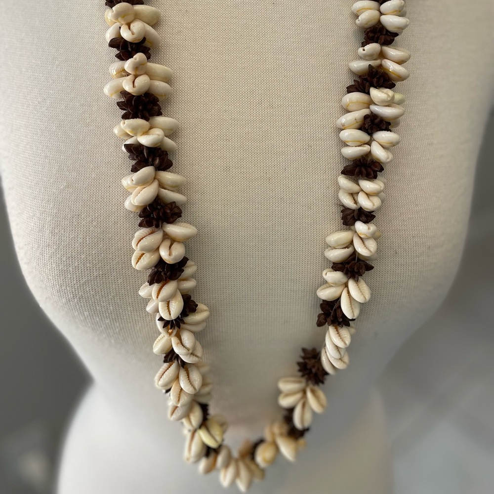 Hawaiian shell necklace